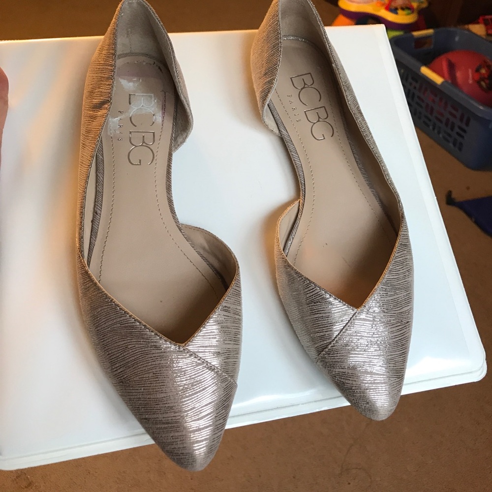 Adorable gold flats